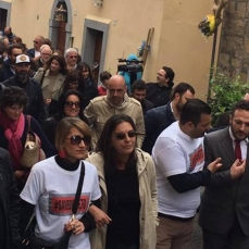 Cristina Calcagni con Valentina Bianchini, Ciro Zeno con il capogruppo dei 5 stelle in Regione, dietro a destra anche la Consigliera del PD Flavia Timperi.